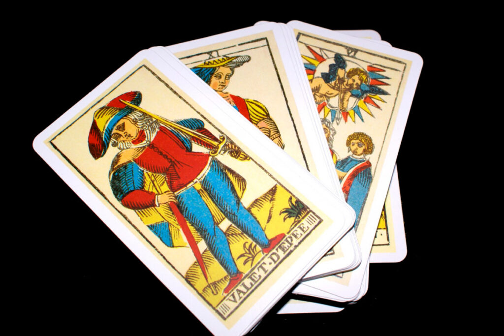 Entendendo o Tarot: Desvendando os Mistérios das Cartas